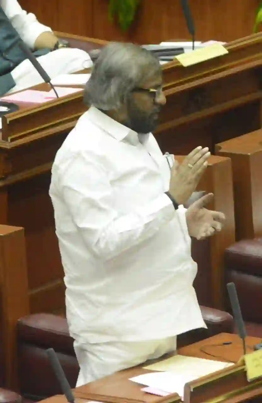 crop-insurance-scheme-will-benefit-private-companies-ishwara-khandre